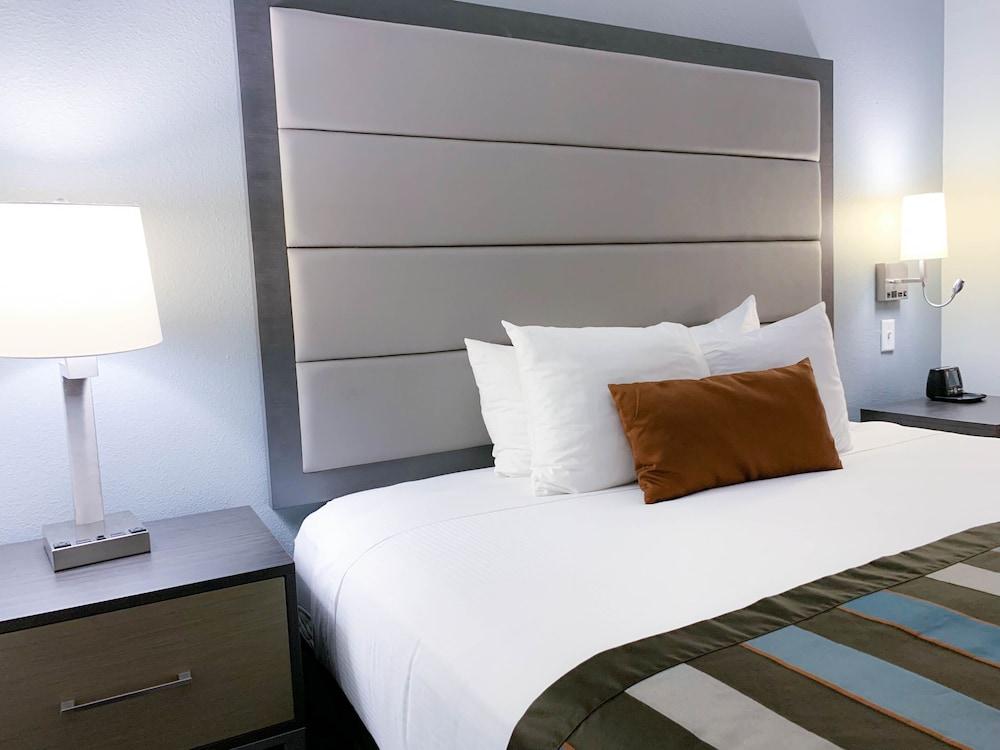Best Western Plus Mcallen Airport Hotel Exterior photo